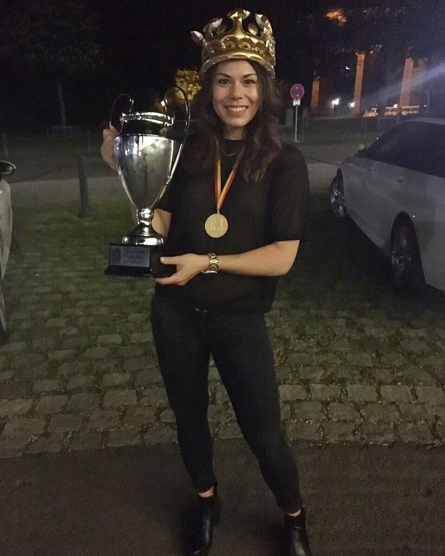 Martine cu trofeul și medalia de aur cucerite la Mondialul din Japonia Martine cu trofeul și medalia de aur cucerite la Mondialul din Japonia