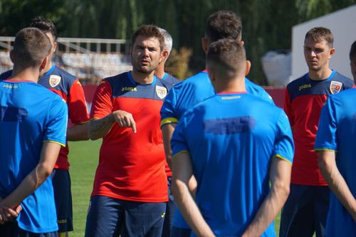 România U21 a trecut prin multe în cele 9 luni și jumătate de la ultimul meci oficial. Are alt selecționer, Adrian Mutu luându-i locul lui Mirel Rădoi, dar s-a modificat și lotul // Sursă foto: https://www.facebook.com/NationalaRomanieiOfficial