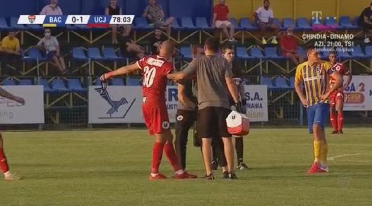 Cât ghinion! Gabi Tamaș, accidentare la debutul la U Cluj » Scos cu targa de pe teren și dus la spital