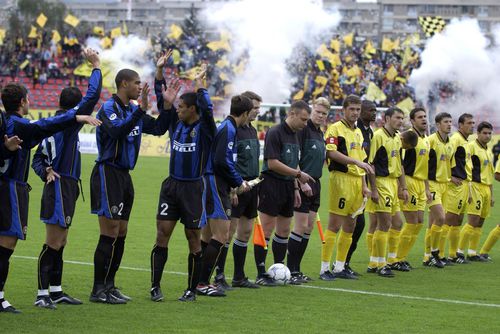 27 septembrie 2001, Stadion Tineretului, Brașov: Aurel Ghindaru (nr. 3) e aliniat la centrul terenului cu echipa „stegarilor” pentru returul cu Inter Milano din Cupa UEFA