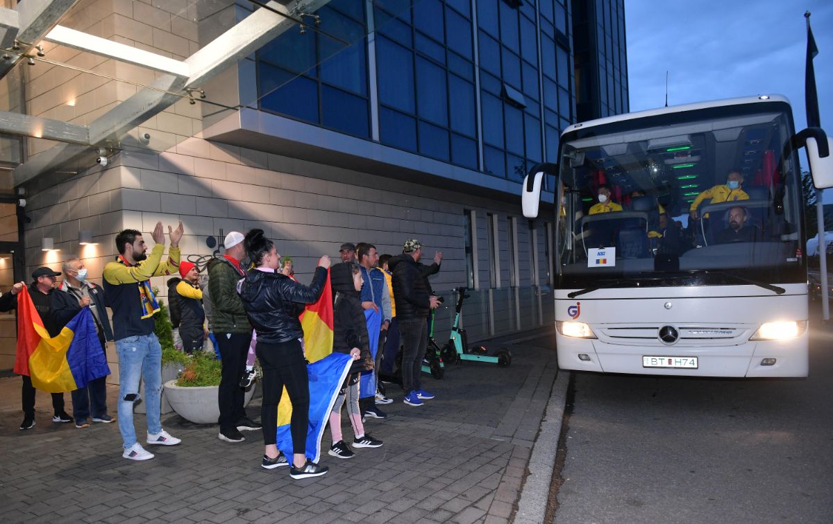 „Tricolorii” lui Rădoi, primiți cu mult entuziasm în Islanda! Imagini cu fanii români prezenți la hotel