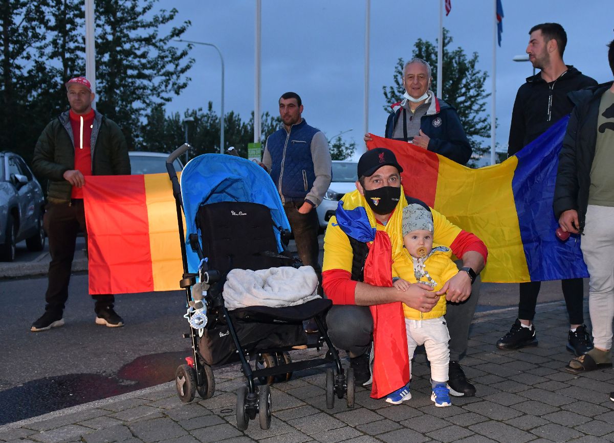 „Tricolorii” lui Rădoi, primiți cu mult entuziasm în Islanda! Imagini cu fanii români prezenți la hotel