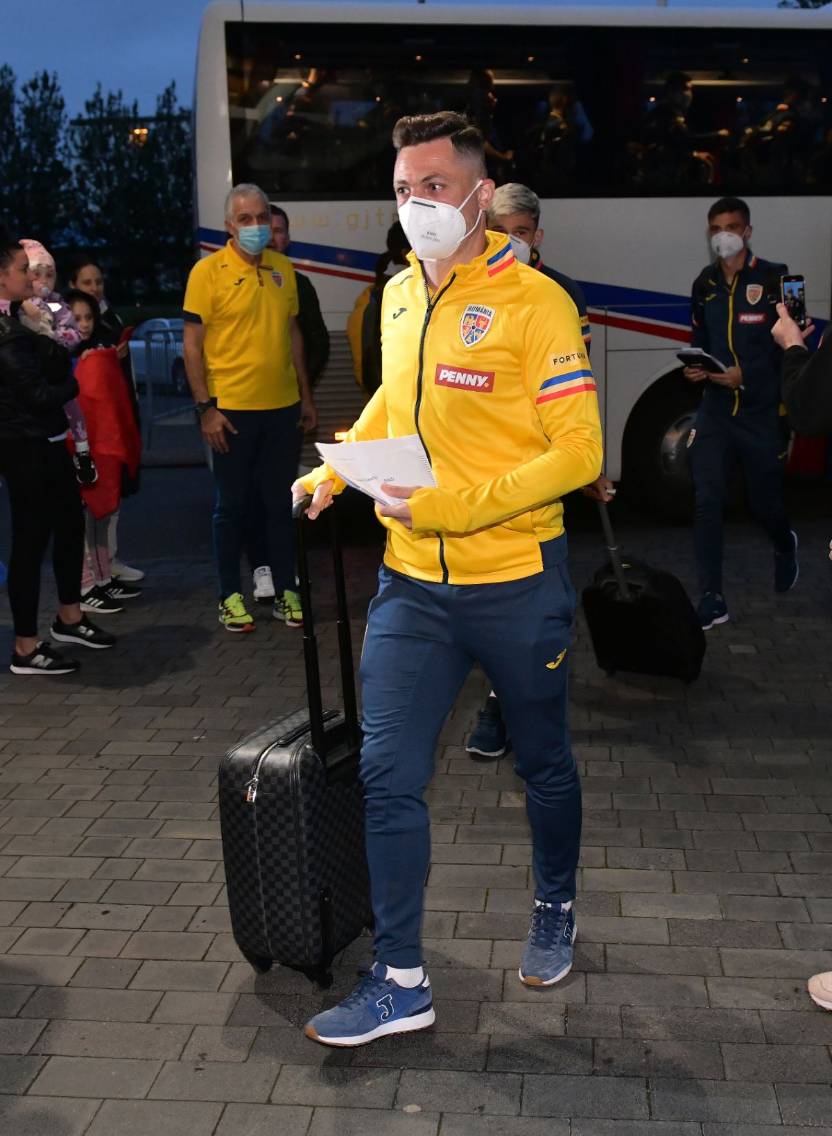 „Tricolorii” lui Rădoi, primiți cu mult entuziasm în Islanda! Imagini cu fanii români prezenți la hotel