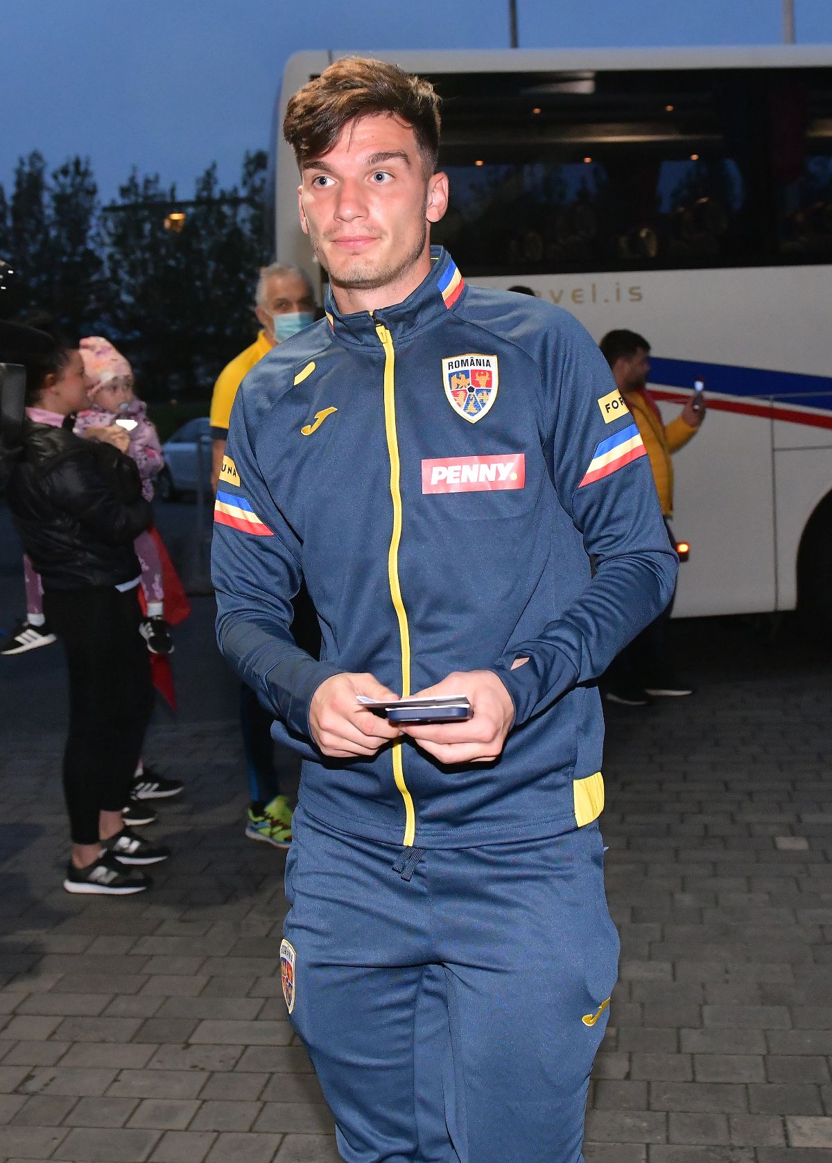 „Tricolorii” lui Rădoi, primiți cu mult entuziasm în Islanda! Imagini cu fanii români prezenți la hotel