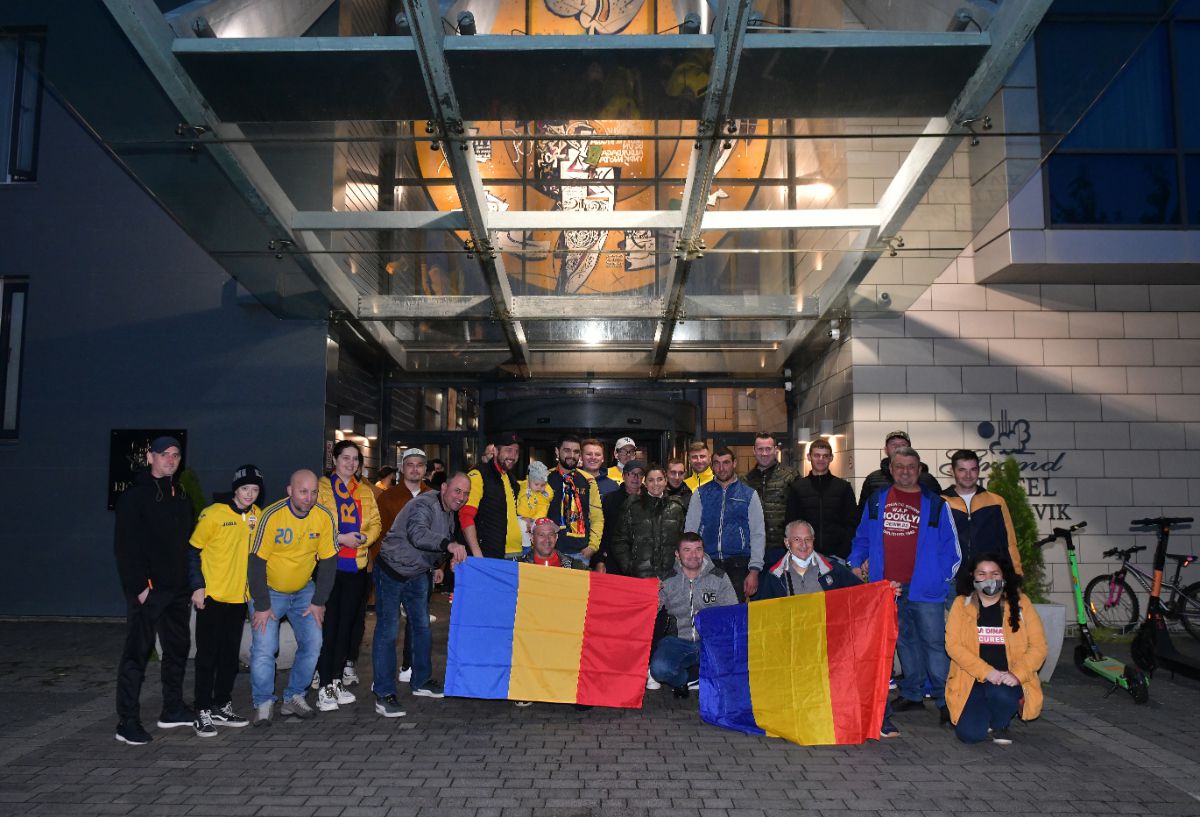 „Tricolorii” lui Rădoi, primiți cu mult entuziasm în Islanda! Imagini cu fanii români prezenți la hotel