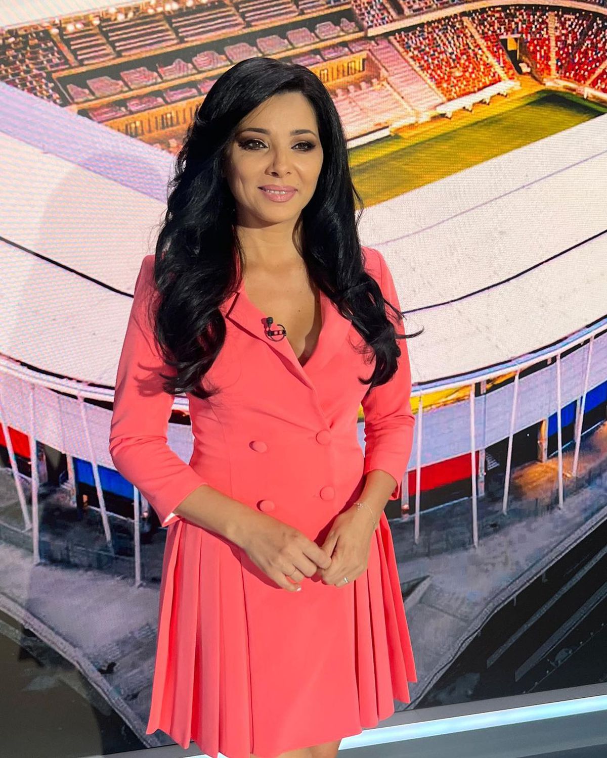 Corina Caragea a ajuns la Munchen! Într-o fustă scurtă, prezentatoarea de la Pro TV a făcut furori înainte de meciul România - Ucraina