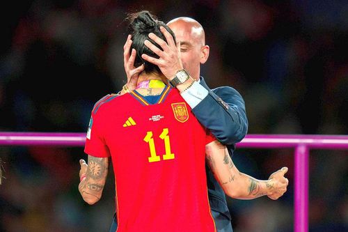 Luis Rubiales, președintele Federației Spaniole de Fotbal, a sărutat-o pe jucătoarea Jennifer Hermoso. Foto: Imago Images
