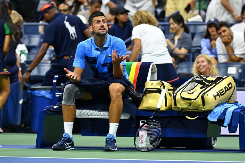 Novak Djokovic discutând cu cei din loja sa Foto: Imago