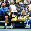 Novak Djokovic discutând cu cei din loja sa Foto: Imago