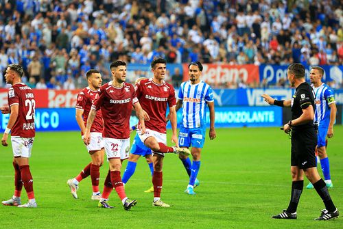 Cristi Săpunaru a comis penalty în Craiova - Rapid // foto: Ionuț Iordache (GSP)