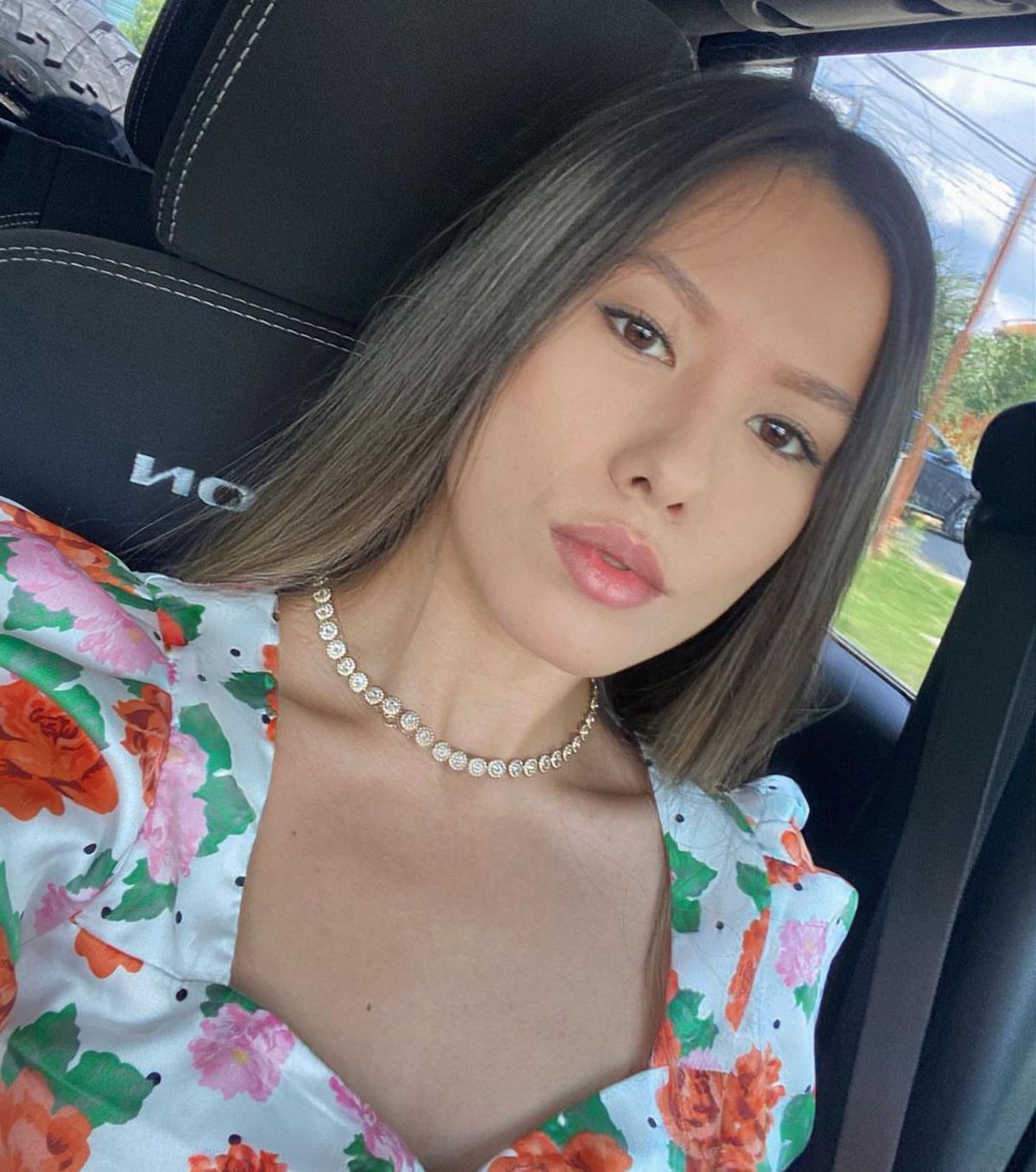 VIDEO Șpagatul perfect pe două mașini de lux! Gimnasta Asiana Peng a făcut senzație în Piața Constituției