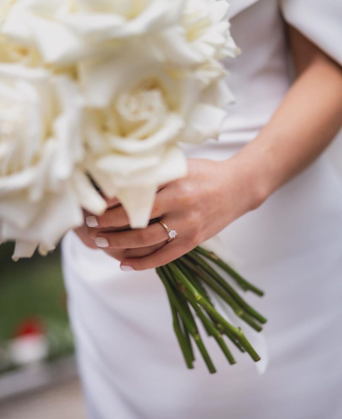 VIDEO Șpagatul perfect pe două mașini de lux! Gimnasta Asiana Peng a făcut senzație în Piața Constituției