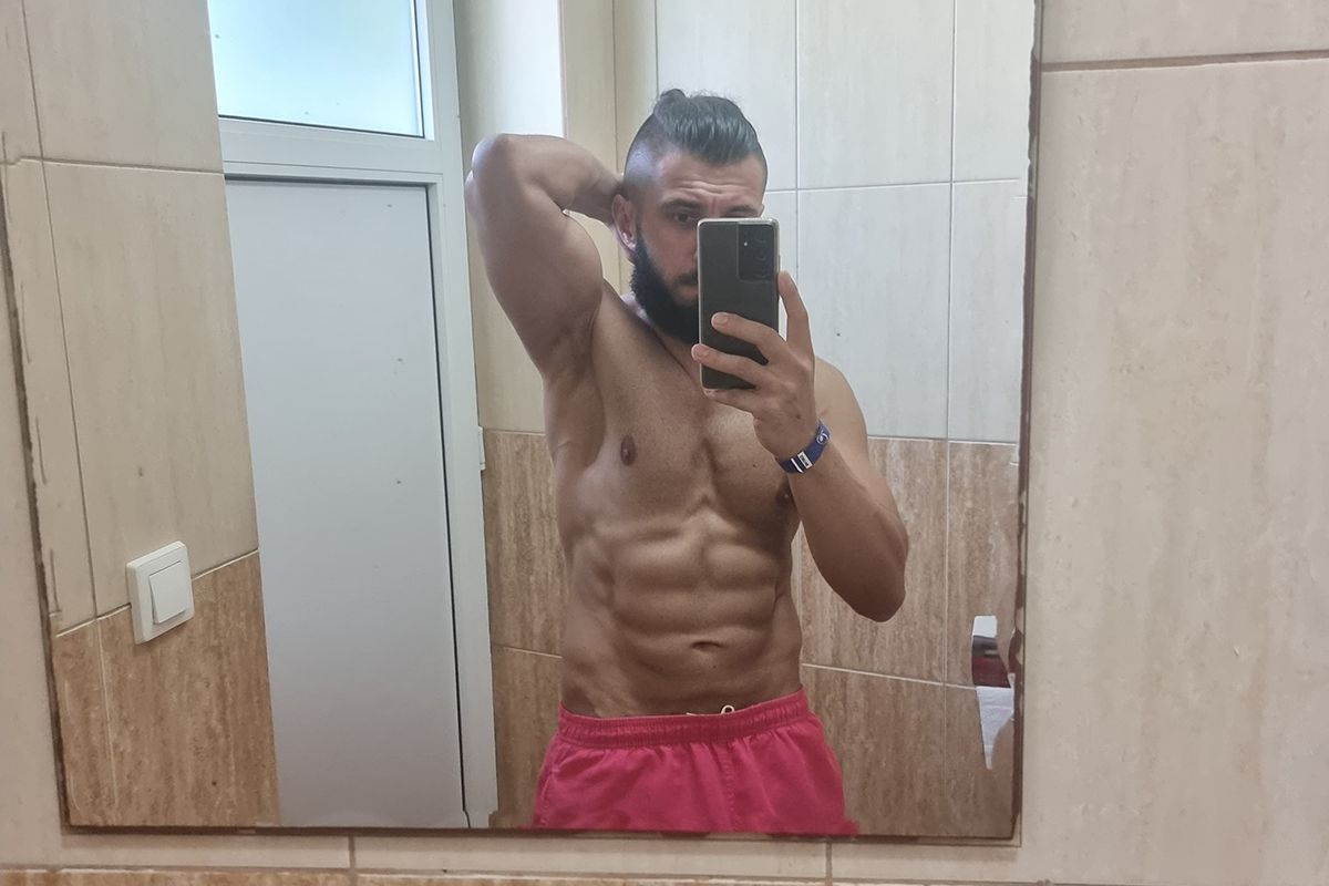 Transformare uluitoare a unui fost bancher de peste 100 kg într-un bărbat plin de mușchi: „La 20 de ani, gâfăiam chiar și când îmi legam șireturile”