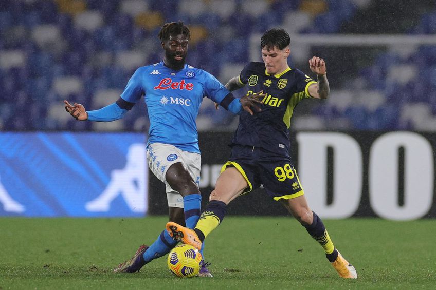 Dennis Man (în duel cu Tiemoue Bakayoko), la debutul său în Serie A în tricoul Parmei / Foto: Imago