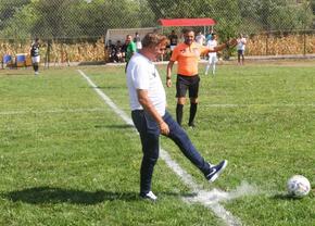 Gică Hagi a dat lovitura de start la un meci de liga a cincea