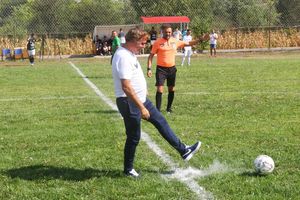 Gică Hagi a dat lovitura de start la un meci de liga a cincea