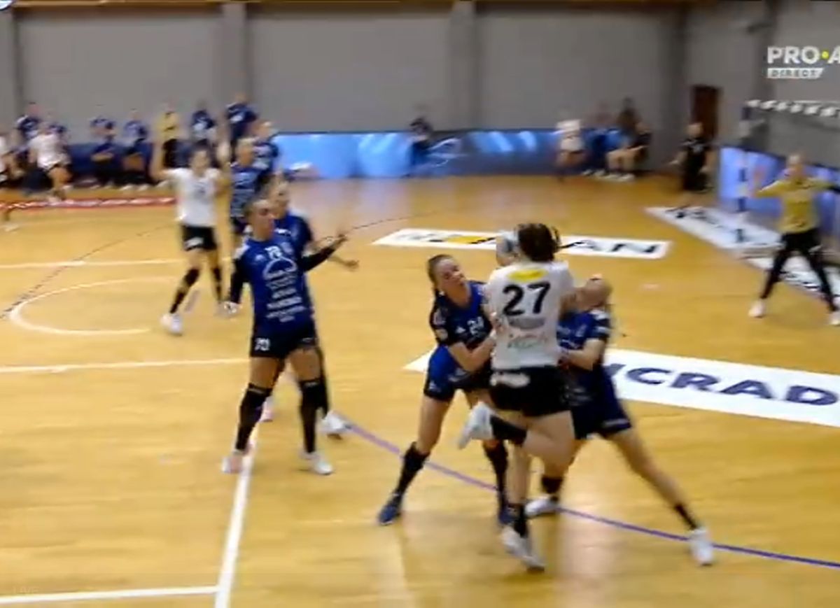 Scandal după debutul cu eșec! Florentin Pera a sărit la oficiali: a fost oprit de propriile handbaliste » Toate rezultatele etapei + Clasamentul