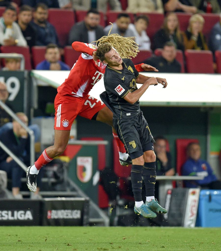 Sacha Boey (în roșu) îl lovește pe Robin Fellhauer cu capul în tâmplă / Foto: Imago Jucătorul lui Augsburg a ajuns la spital, antrenorul o acuză pe Bayern: ”Dacă-și activau sinapsele...”