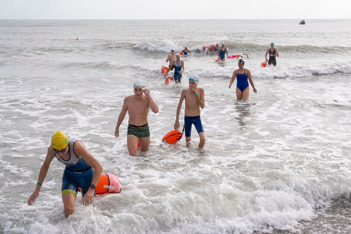 David Popovici a înotat în Marea Neagră, într-o competiție inedită organizată în stațiunea Jupiter: „Am obosit destul de tare!”