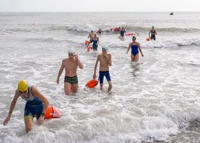 David Popovici a înotat în Marea Neagră, într-o competiție inedită organizată în stațiunea Jupiter: „Am obosit destul de tare!”