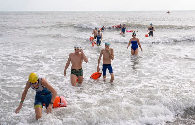 David Popovici a înotat în Marea Neagră, într-o competiție inedită organizată în stațiunea Jupiter: „Am obosit destul de tare!”