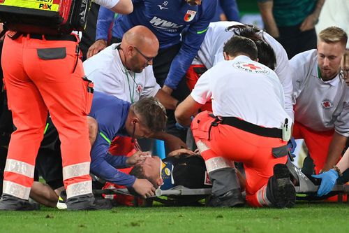 Robin Fellhauer primește îngrijiri pe teren și va fi scos pe targă / Foto: Imago