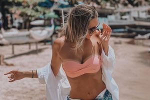 Cine este femeia care l-a cumințit pe fostul atacant dinamovist și i-a spus „DA” în Bahamas! Urmează să devină părinți