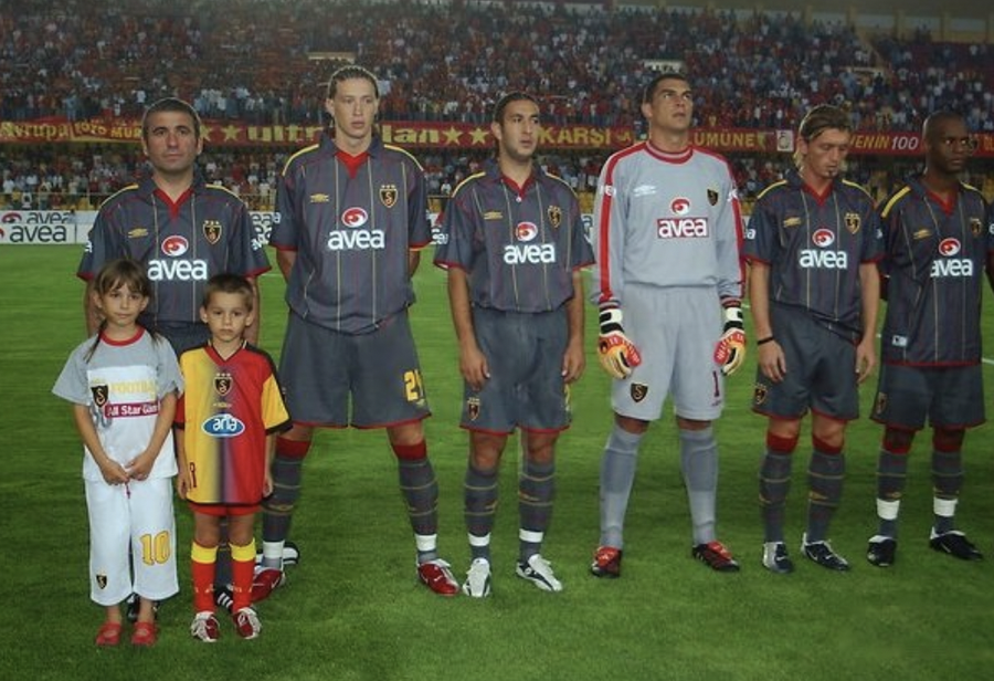 Faryd Mondragon, alături de Gică Hagi (însoțit de Kira și Ianis) și Ovidiu Petre, înaintea unui meci al celor de la Galatasaray „El Turco”, zidul din Cali care a supraviețuit unei supradoze » Povestea incredibilă a lui Faryd Mondragon, recordmenul la Cupa Mondială, „executat” de Adrian Ilie: „Stai liniștit, că n-ai scăpat de mine”