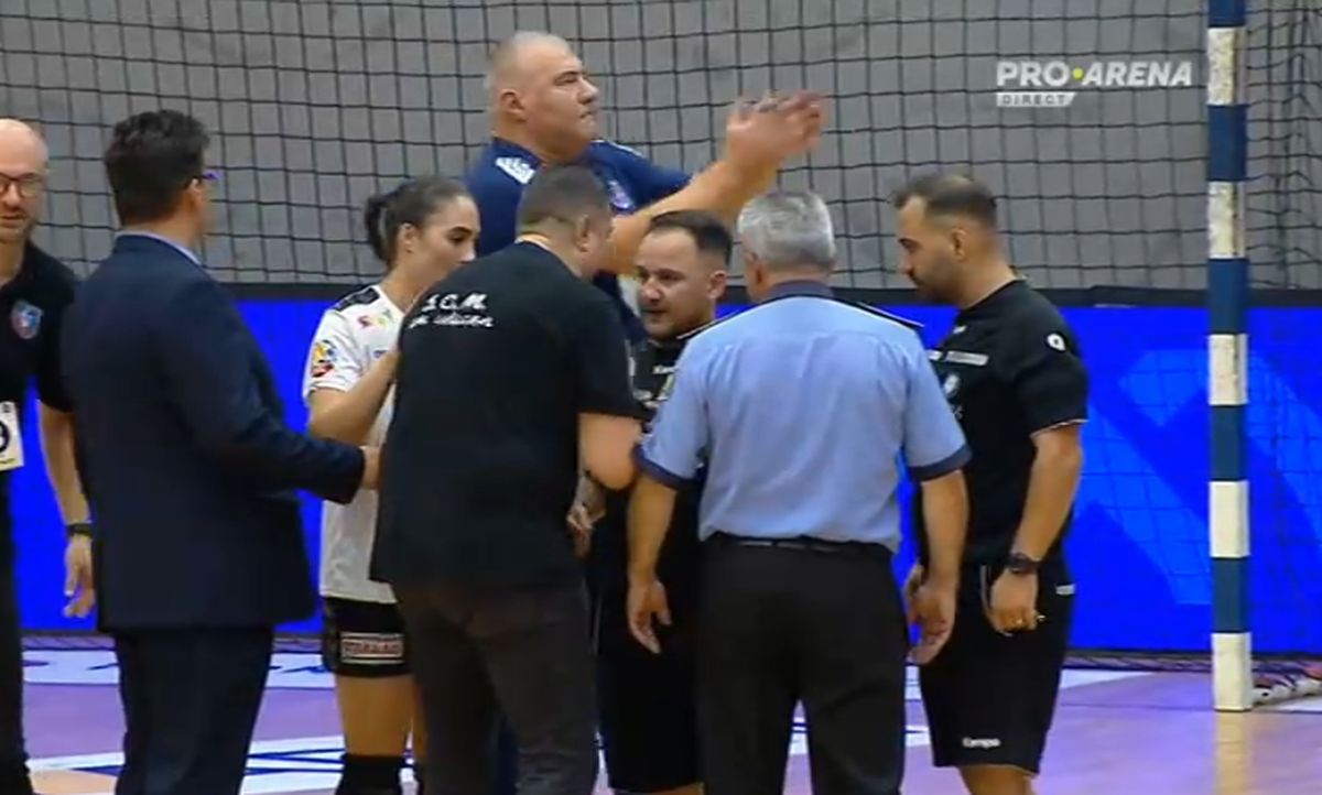Scandal după debutul cu eșec! Florentin Pera a sărit la oficiali: a fost oprit de propriile handbaliste » Toate rezultatele etapei + Clasamentul
