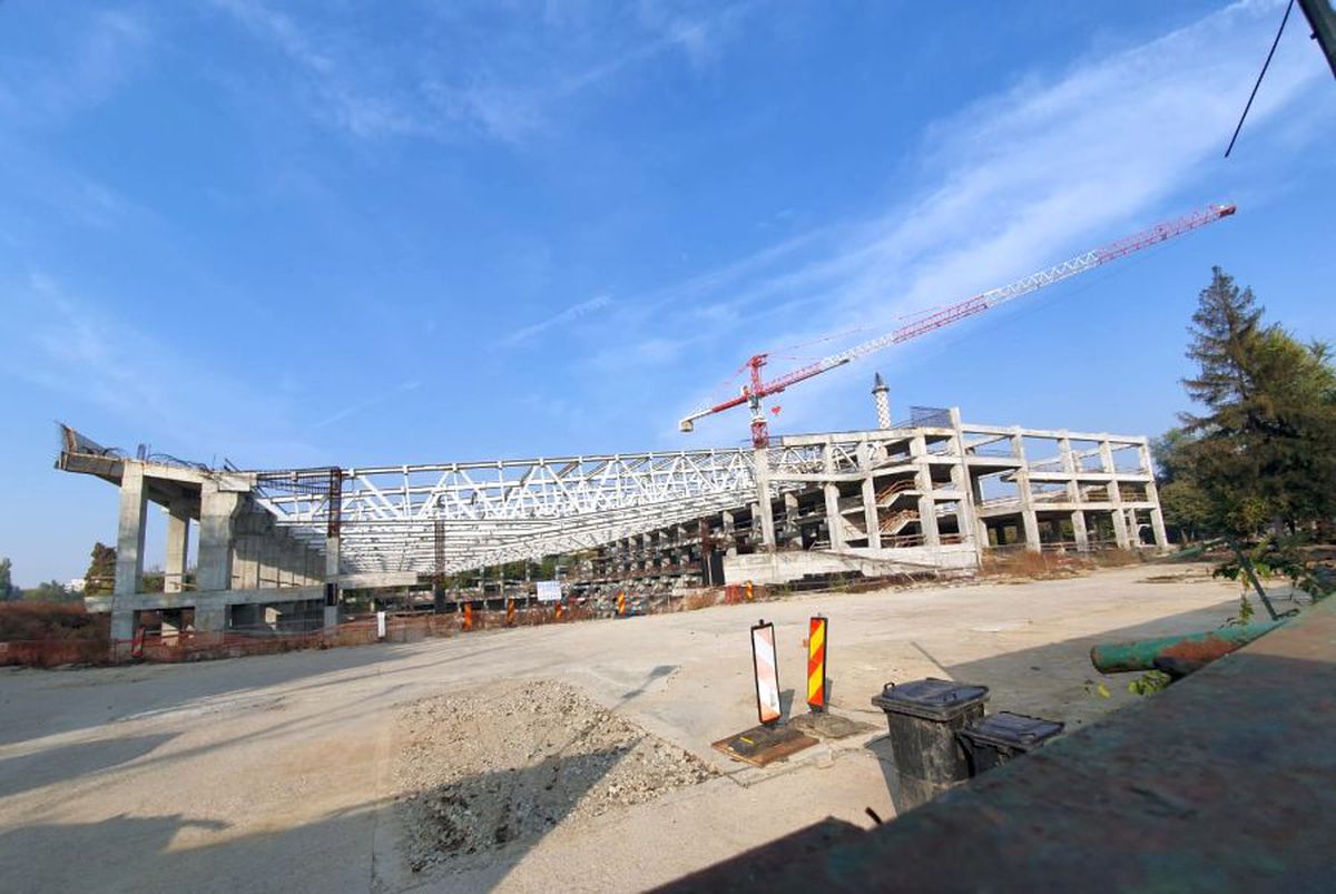 VIDEO+FOTO 7 ani pentru o treime din patinoar! Lucrările la „Mihai Flamaropol” se desfășoară cu frâna de mână trasă