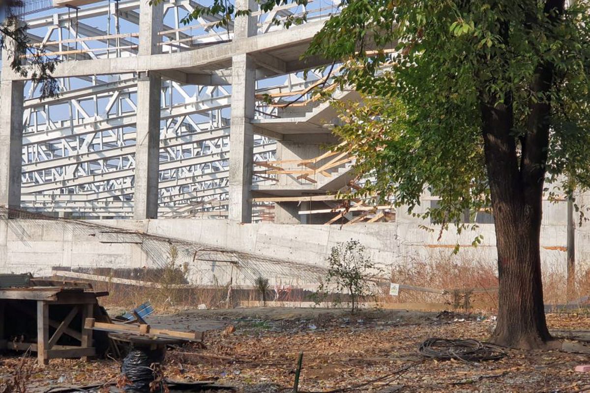 VIDEO + FOTO 7 ani pentru o treime din patinoar. Lucrările la „Mihai Flamaropol” se desfășoară cu frâna de mână trasă