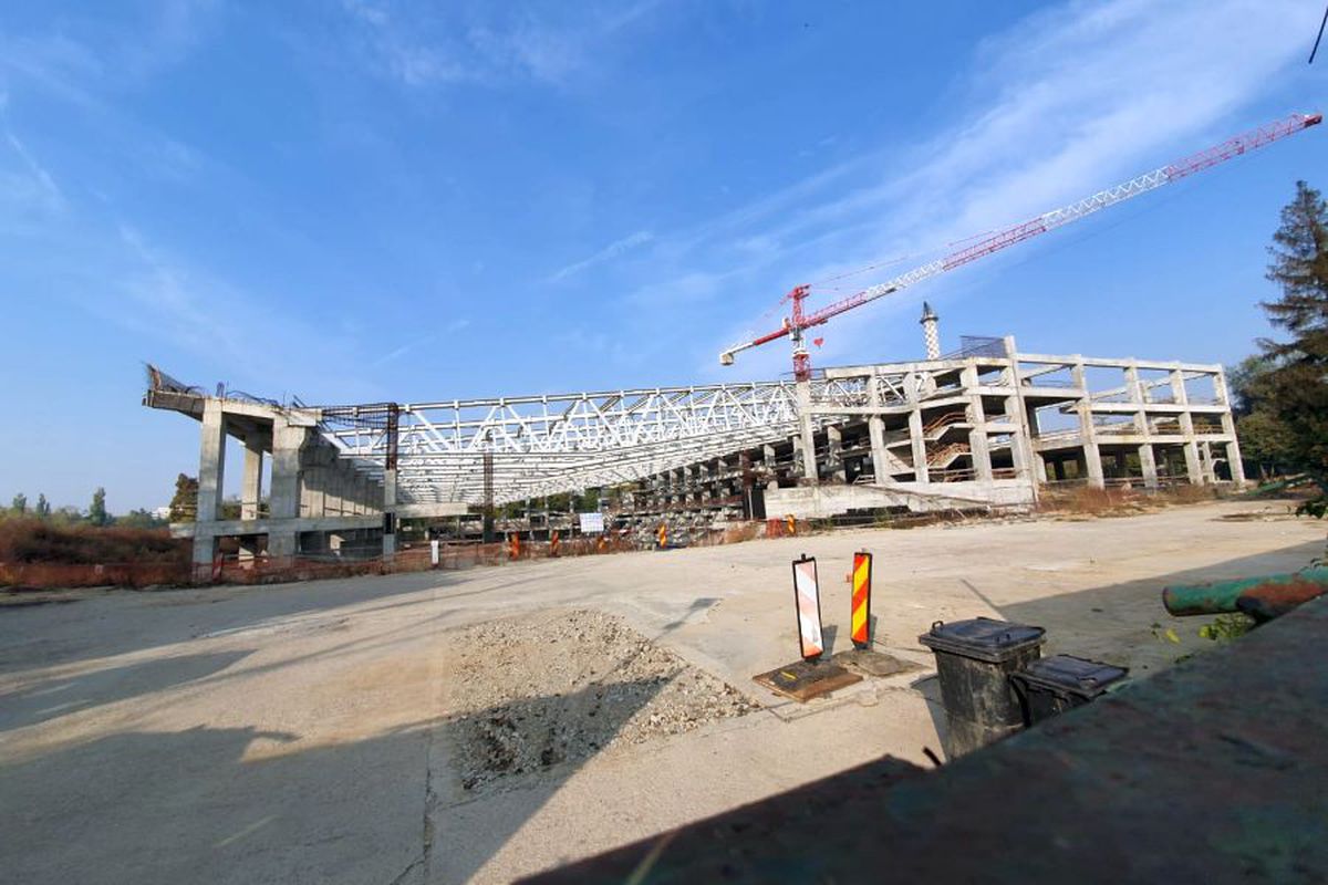 VIDEO+FOTO 7 ani pentru o treime din patinoar! Lucrările la „Mihai Flamaropol” se desfășoară cu frâna de mână trasă