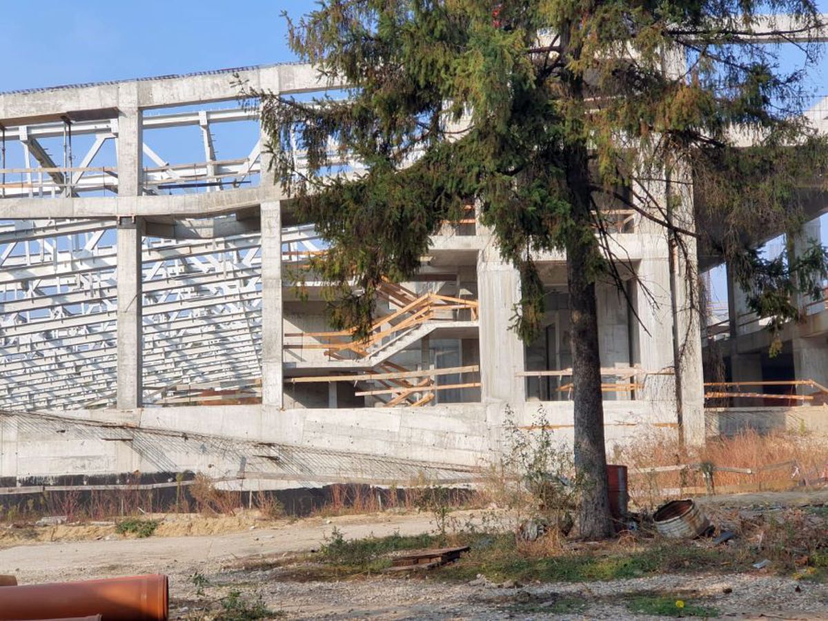 VIDEO+FOTO 7 ani pentru o treime din patinoar! Lucrările la „Mihai Flamaropol” se desfășoară cu frâna de mână trasă