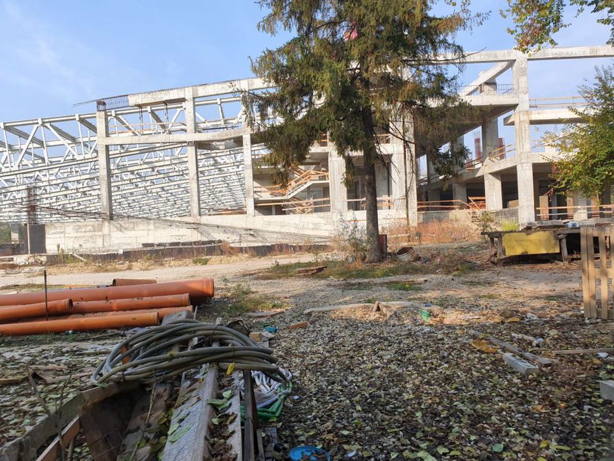 VIDEO + FOTO 7 ani pentru o treime din patinoar. Lucrările la „Mihai Flamaropol” se desfășoară cu frâna de mână trasă