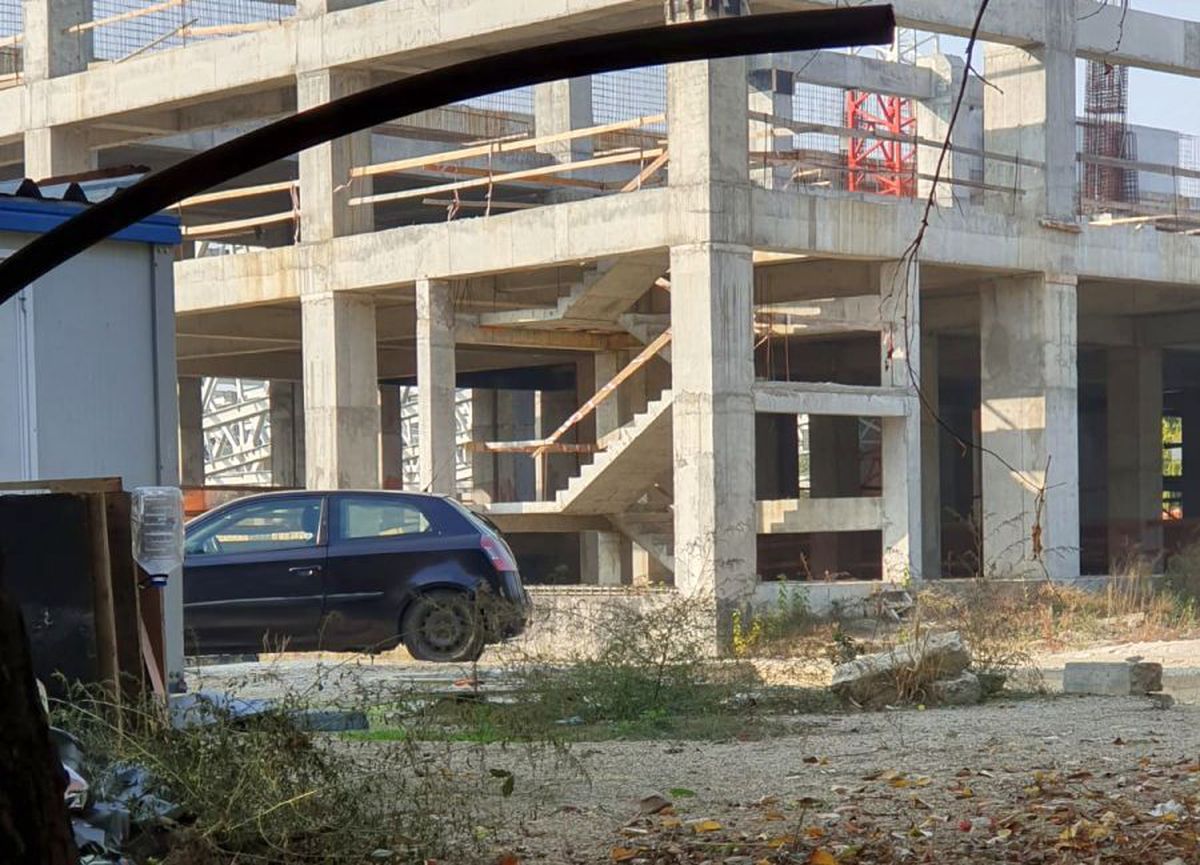 VIDEO+FOTO 7 ani pentru o treime din patinoar! Lucrările la „Mihai Flamaropol” se desfășoară cu frâna de mână trasă