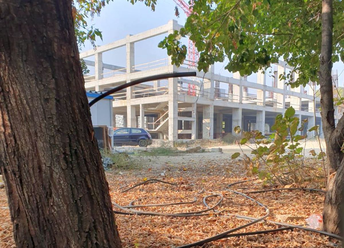 VIDEO+FOTO 7 ani pentru o treime din patinoar! Lucrările la „Mihai Flamaropol” se desfășoară cu frâna de mână trasă