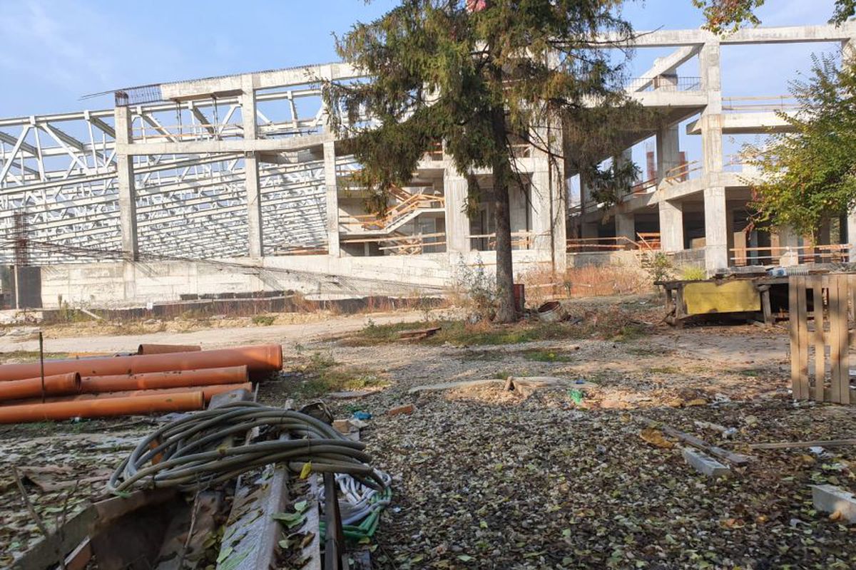 VIDEO+FOTO 7 ani pentru o treime din patinoar! Lucrările la „Mihai Flamaropol” se desfășoară cu frâna de mână trasă