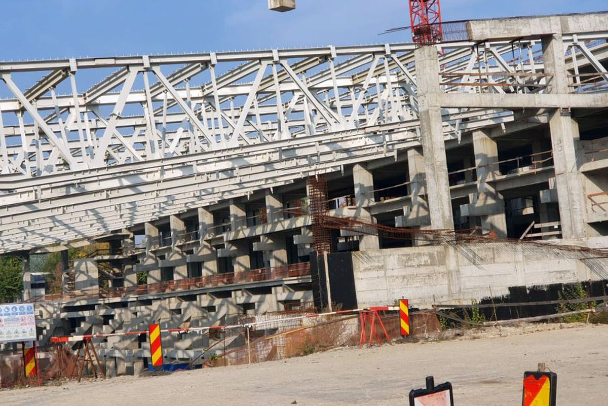 VIDEO+FOTO 7 ani pentru o treime din patinoar! Lucrările la „Mihai Flamaropol” se desfășoară cu frâna de mână trasă