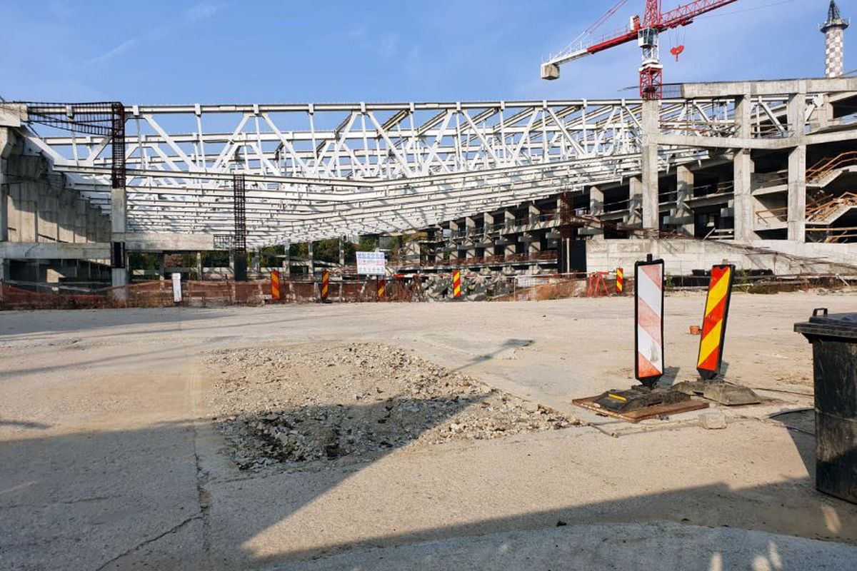 VIDEO+FOTO 7 ani pentru o treime din patinoar! Lucrările la „Mihai Flamaropol” se desfășoară cu frâna de mână trasă