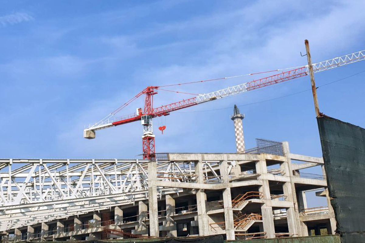 VIDEO+FOTO 7 ani pentru o treime din patinoar! Lucrările la „Mihai Flamaropol” se desfășoară cu frâna de mână trasă