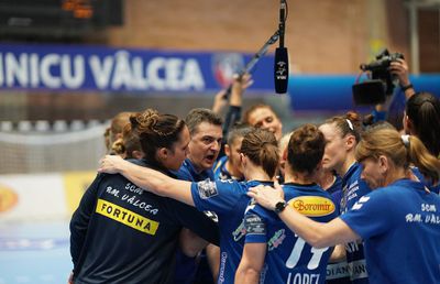 SCM RM. VÂLCEA - BUDUCNOST // Florentin Pera, o inimă care vibrează pentru handbal » Antrenorul lui SCM Rm. Vâlcea s-a întors la antrenamente după 3 zile în spital