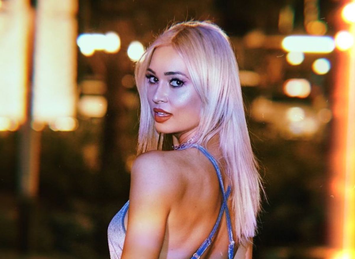 GALERIE FOTO Petrecere, tort și sampanie! Cum „sfidează” Raluca despărțirea de Walter Zenga: „Regina inimilor”