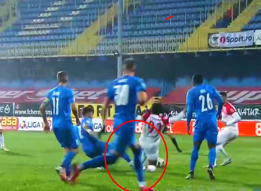 FOTO: Captură @TV Digi Sport Penalty contestat de Craiova în meciul cu Hermannstadt! Marcel Bîrsan nu a stat pe gânduri