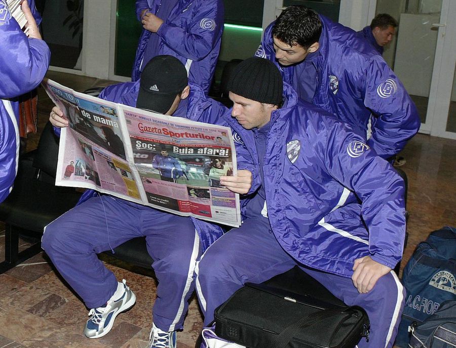 Naidin (primul din dreapta) citește Gazeta Sporturilor în aeroport A ratat transferul la Dinamo, Rapid și Steaua din cauza unei semnături false validate de FRF » Mărturia unui campion în Liga 1: „Eram stresat în ultimul hal. Credeam că o iau razna”