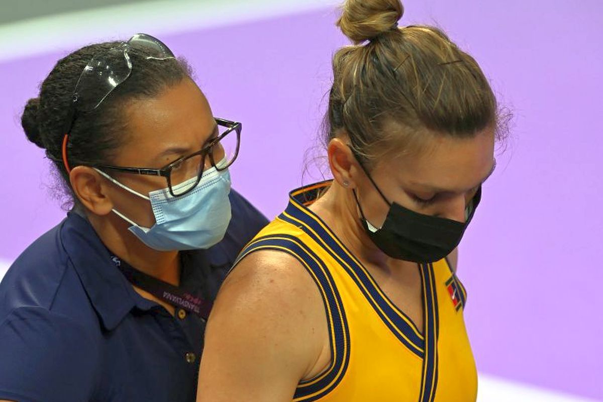 Simona Halep, ultimele informații despre accidentarea la spate: „Joc în continuare cu brâu, cu încălzitor”