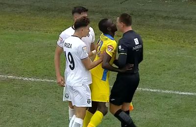 ROȘU pentru rasism! Derby-ul Astra - Petrolul, întrerupt minute bune » Reacția jucătorului eliminat