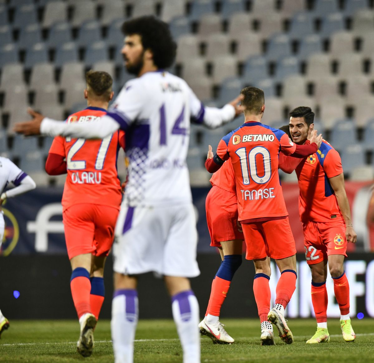 Momente de panică la FCSB » Un jucător, serios afectat de COVID: „A căzut din picioare în cameră”