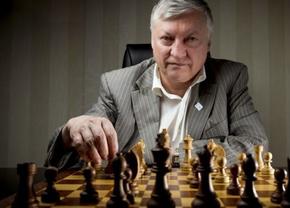 Legendarul șahist Anatoly Karpov, om al regimului Putin, se află în comă indusă. Teorii contradictorii: a căzut acasă vs. a fost găsit inconștient lângă Duma de Stat