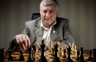 Legendarul șahist Anatoly Karpov, om al regimului Putin, se află în comă indusă. Teorii contradictorii: a căzut acasă vs. a fost găsit inconștient lângă Duma de Stat