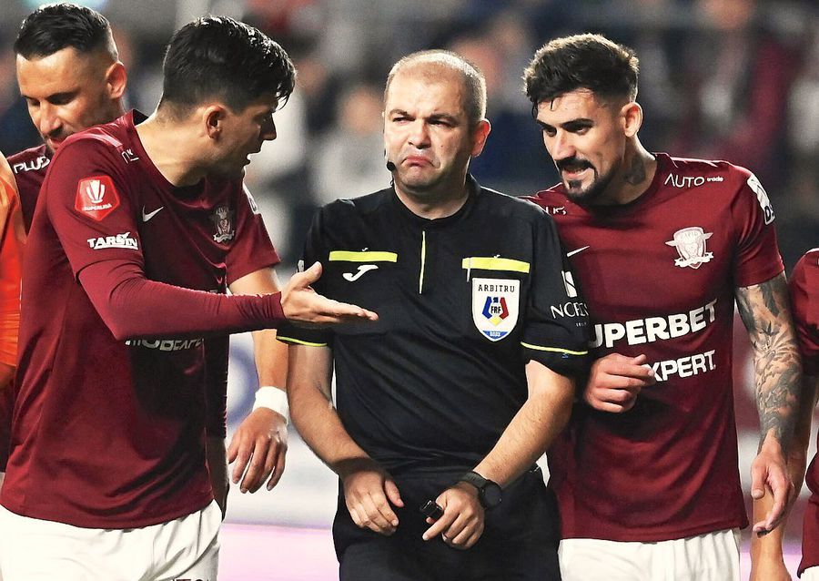 Cătălin Popa, înconjurat de jucătorii Rapidului, foto: Imago Singurul vinovat?!